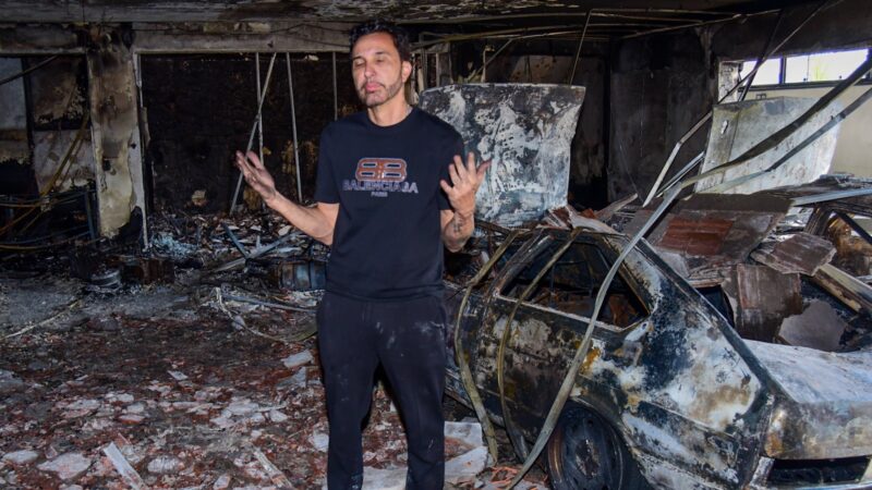 Pai de MC Gui se emociona ao mostrar bíblia intacta após incêndio destruir casa