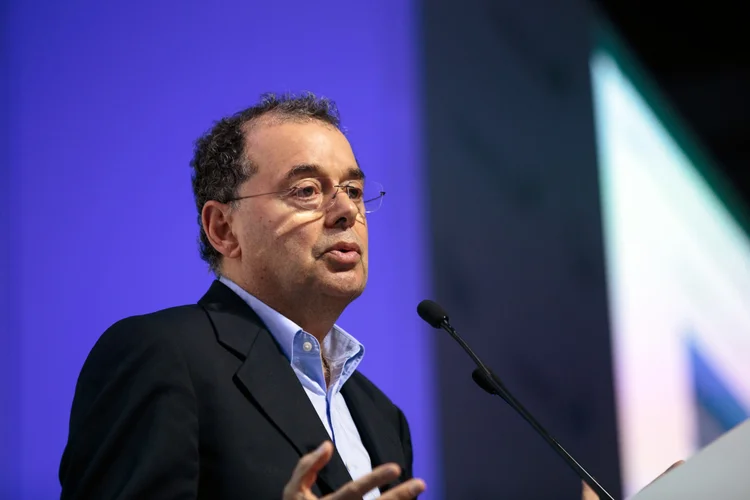 País não sobrevive se metade das pessoas recebe cheque do governo, diz Stuhlberger