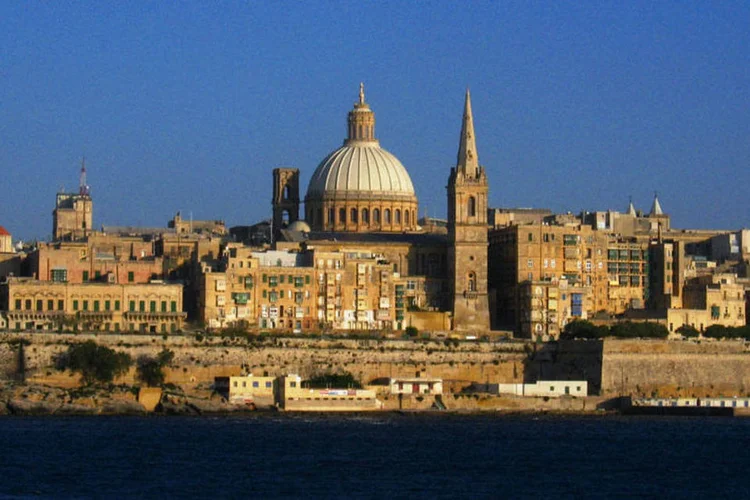 País paga R$ 150 mil para jovens ficarem 5 anos sem dirigir