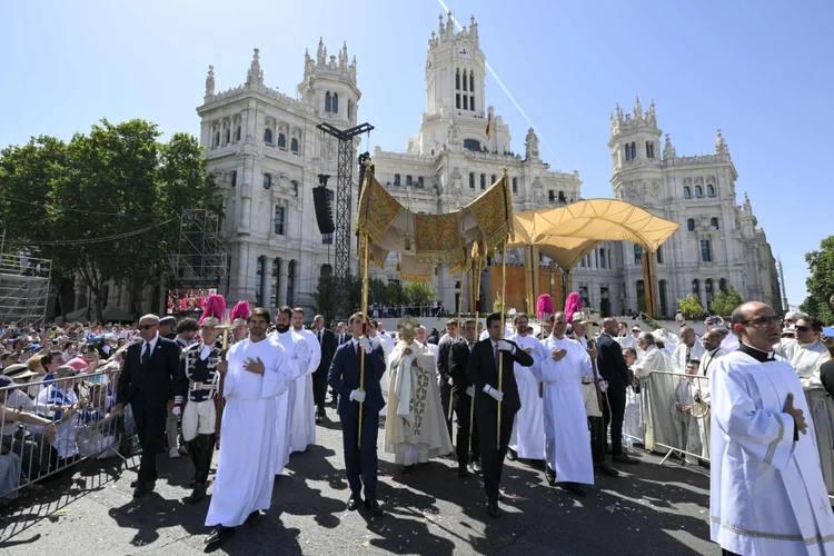 Papa Leão XIV reúne 1,2 milhão de pessoas em procissão de Corpus Christi em Madri