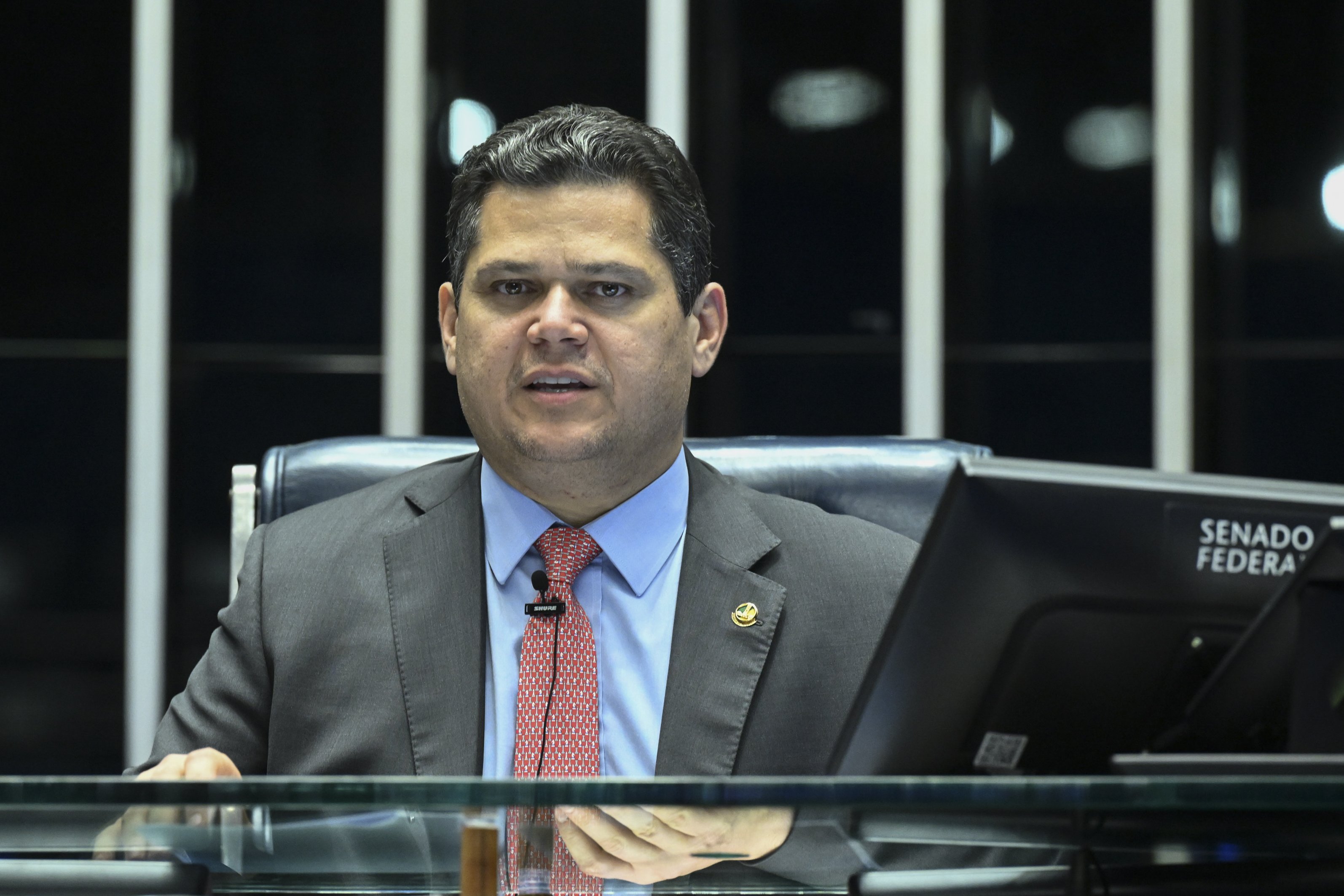 Papel de Alcolumbre na rejeição ao nome de Messias ao STF gera indignação no governo Lula