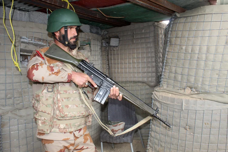 Paquistão declara 'guerra' ao Afeganistão e bombardeia Cabul