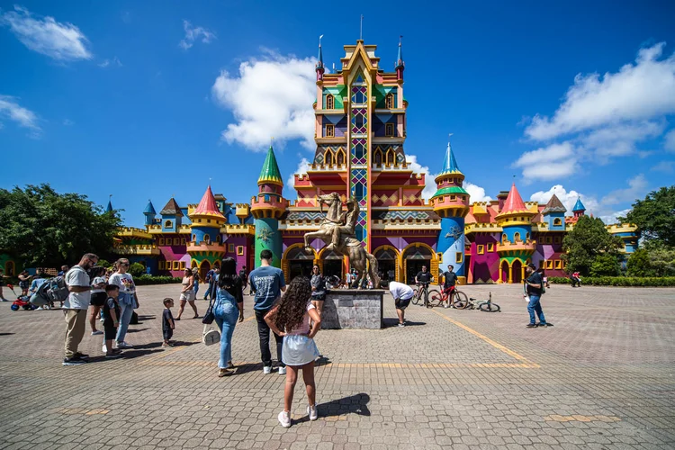 Parques e atrações turísticas faturam R$ 9,5 bi e investimentos futuros somam R$ 11,5 bi