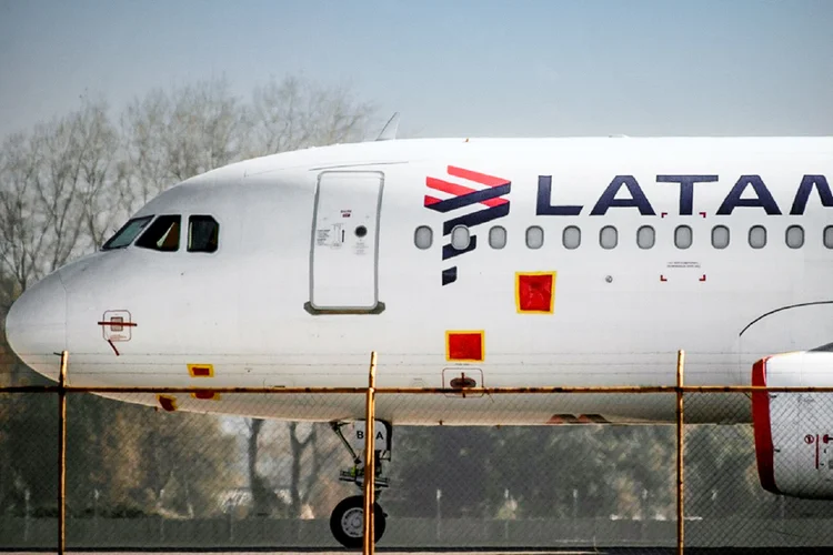 Passagens aéreas devem seguir mais caras pelo resto do ano, diz CEO da Latam