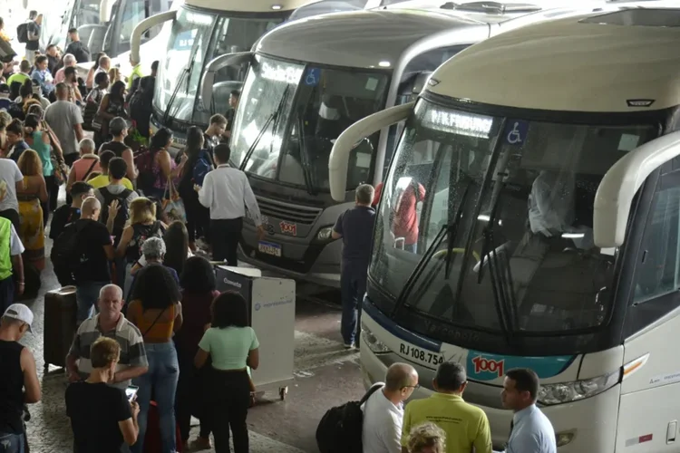 Passagens de ônibus caem 1,5% em maio, enquanto aéreas sobem 3,2%, diz estudo