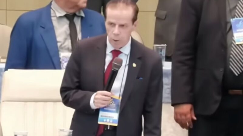 Pastor ataca desfiles de Carnaval e associa câncer na garganta a foliões; vídeo