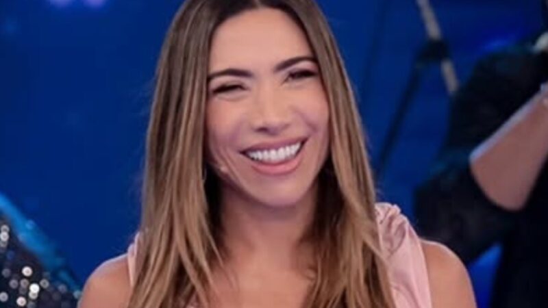 Patrícia Abravanel surge com vestido chamativo e vira piada: ‘Que roupa é essa?’