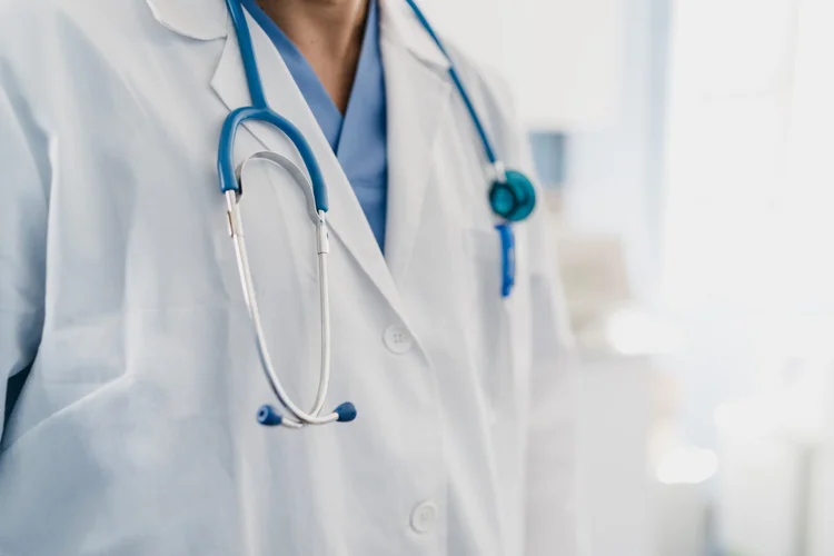 'Pauta-Bomba': Comissão do Senado aprova aumento do piso salarial para médicos e dentistas
