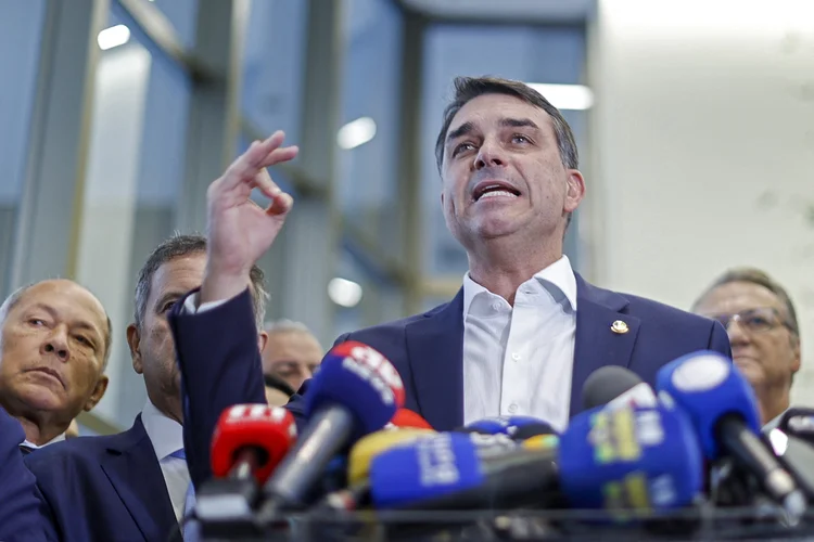 Pedido contra Flávio Bolsonaro à PGR amplia disputa sobre uso dos EUA na política brasileira