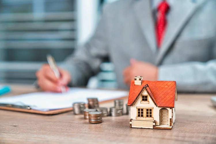 Pedimos ao ChatGPT para simular quanto alguém precisa investir para parar de trabalhar aos 50