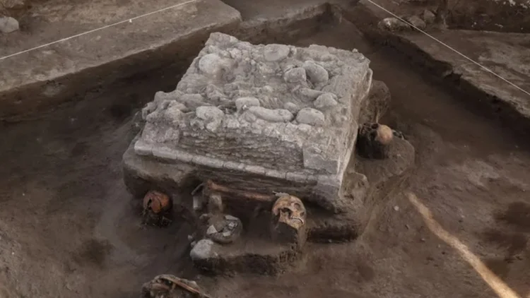 Pedra de sacrifício com ossos humanos é achada em obra no México; veja vídeo