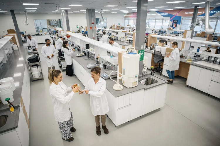 Pele impressa e máquinas batizadas de divas pop: conheça o laboratório da Boticário