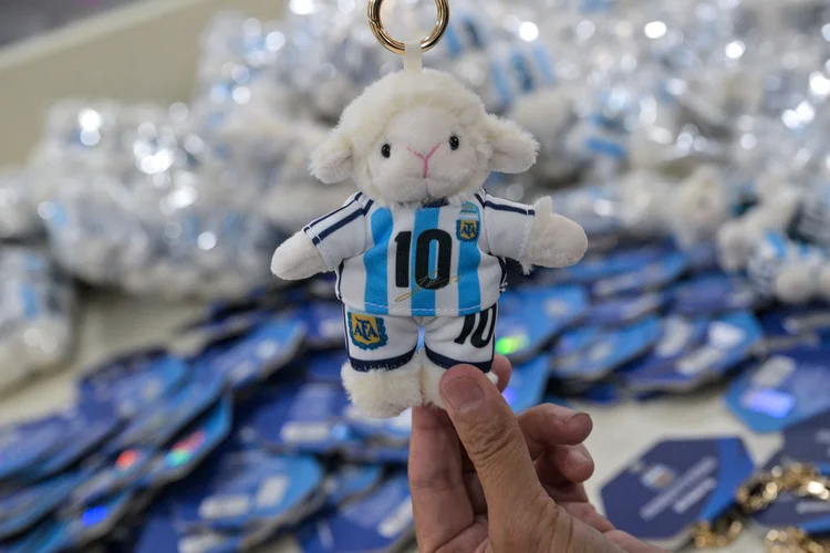 Pelúcias de Messi como cabra fazem sucesso entre torcedores na China