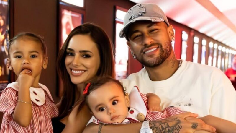 Percebeu? Neymar posta foto com a família e detalhe chama atenção: ‘A Marquezine…’