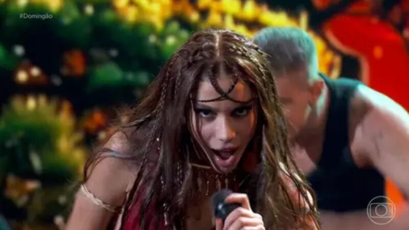 Performance de Anitta no ‘Domingão’ causa espanto e cantora é detonada: ‘Fim do mundo’