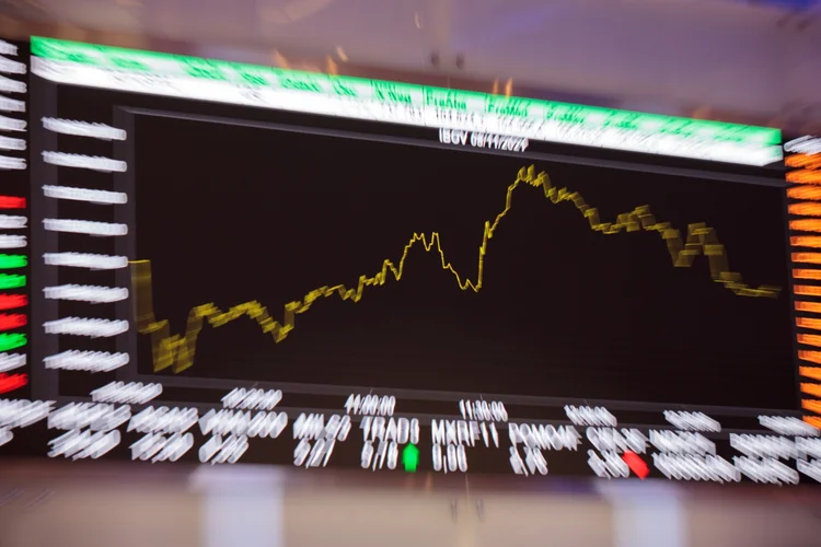 Petrobras em queda após balanço pressiona Ibovespa; dólar ronda R$ 4,90