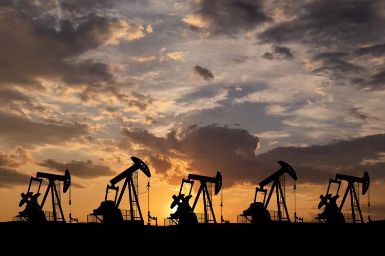 Petróleo cai mais de 5% após sinais de avanço em acordo entre EUA e Irã