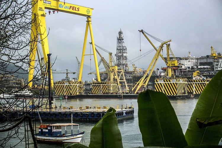 Petróleo cai no dia, mas tem maior alta mensal desde 1988