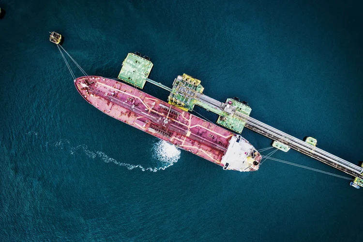 Petróleo dispara quase 6% após Irã suspender contatos com EUA