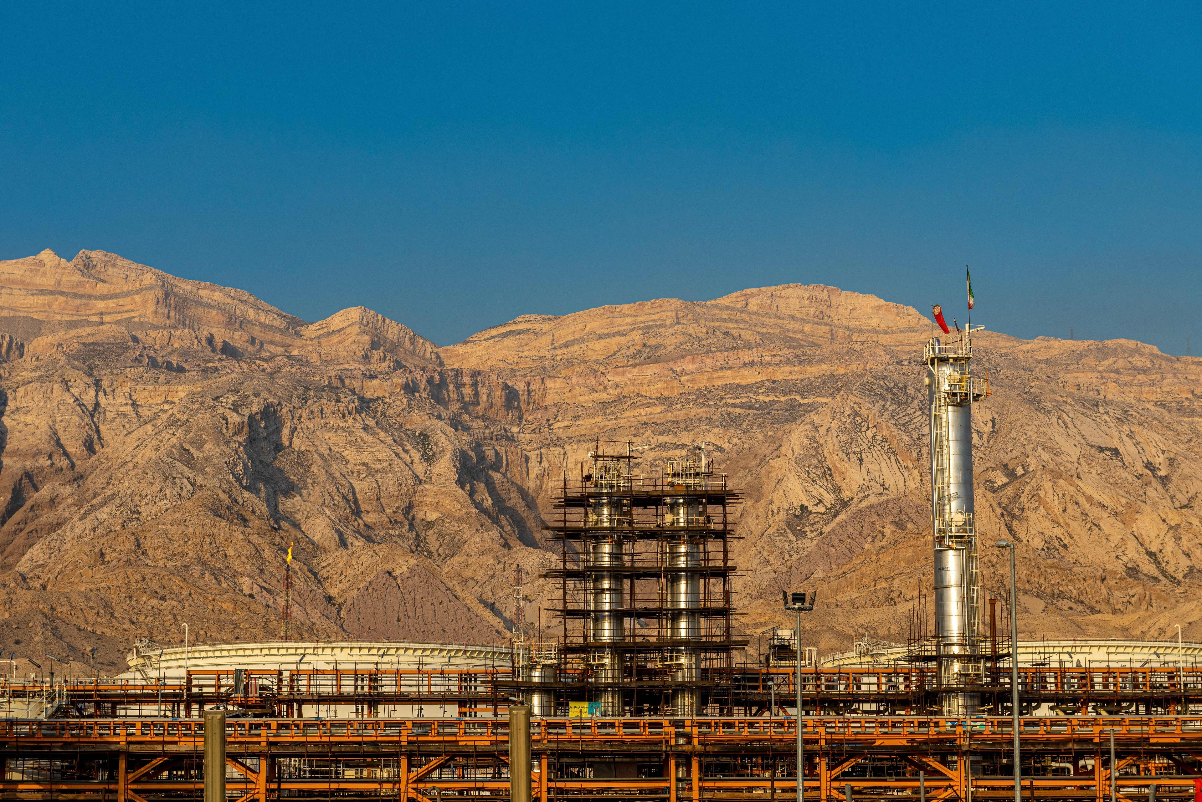 Petróleo rompe nível de US$ 110 após ataque do Irã a usina de gás no Catar