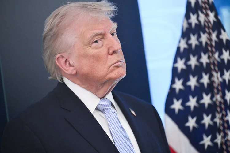 Petróleo rompe US$ 100 pela primeira vez em semanas sob ameaça de Trump