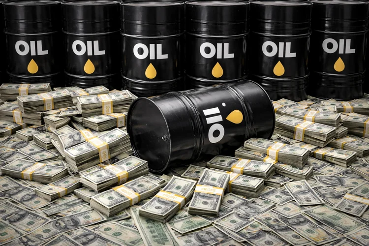 Petróleo sobe, dólar cai — ou é o contrário? Entenda relação entre ativos