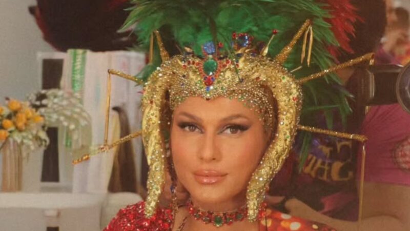 Photoshop? Lívia Andrade posta fotos na Sapucaí e detalhe chama atenção: ‘Exagerou’