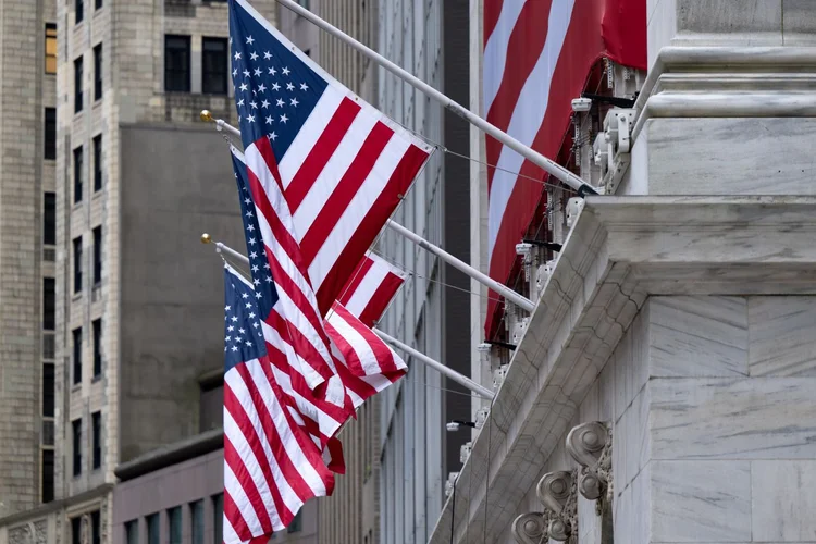 PIB dos EUA desacelera para 2,2% em 2025, 1º ano de Trump no poder