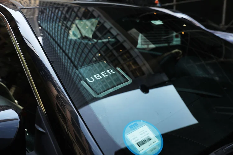 Placa luminosa do Uber é proibida pelo Contran; entenda