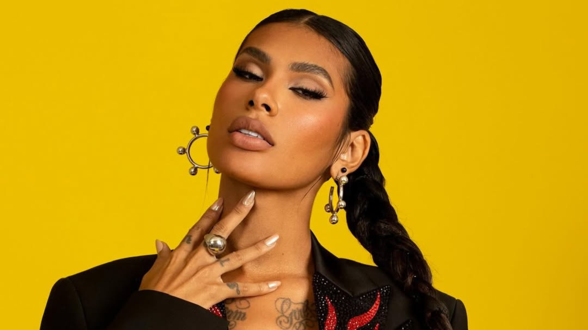 Pocah mostra demais ao usar biquíni nude em praia com novo namorado