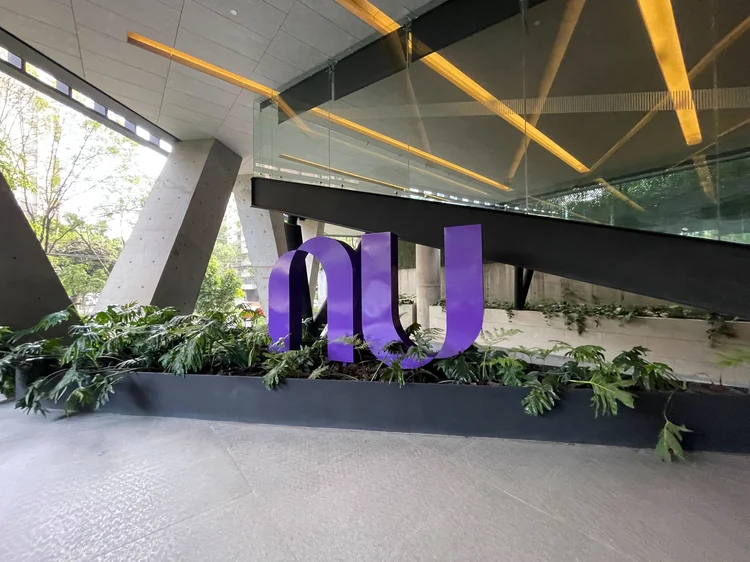 Por que as ações do Nubank caem mesmo com lucro maior no 1º trimestre