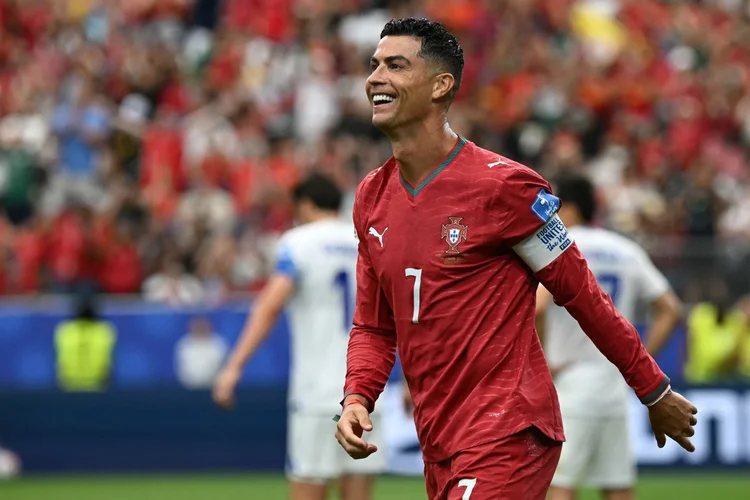 Por que CR7, Messi e Neymar não estão usando chuteiras rosas na Copa do Mundo?