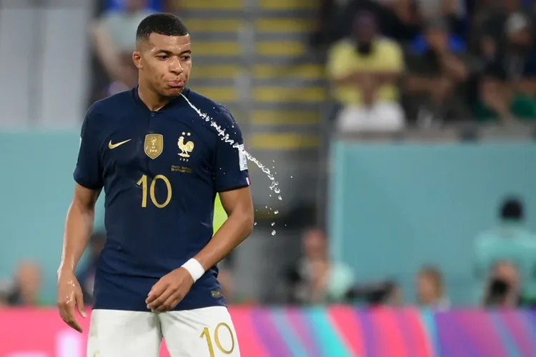 Por que jogadores cospem durante as partidas? A ciência tem uma explicação
