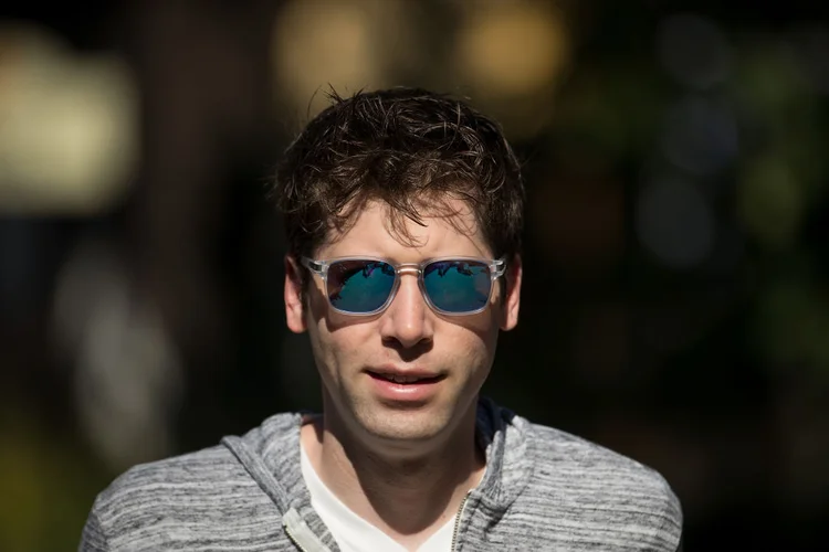 Por que Sam Altman defende 