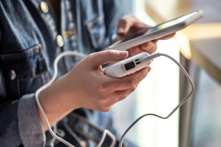 Power banks e carregamento rápido: o que olhar na ficha técnica para não cair em marketing?