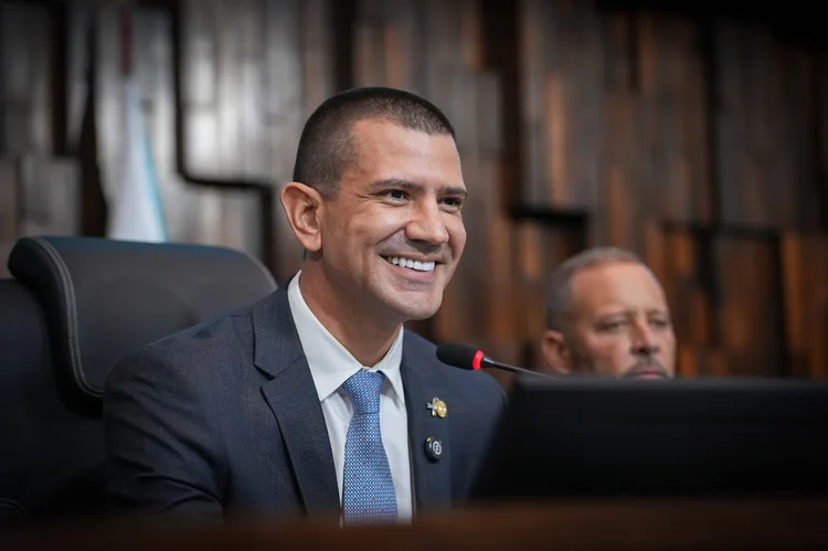 Pré-candidato ao governo, Douglas Ruas é eleito presidente da Alerj