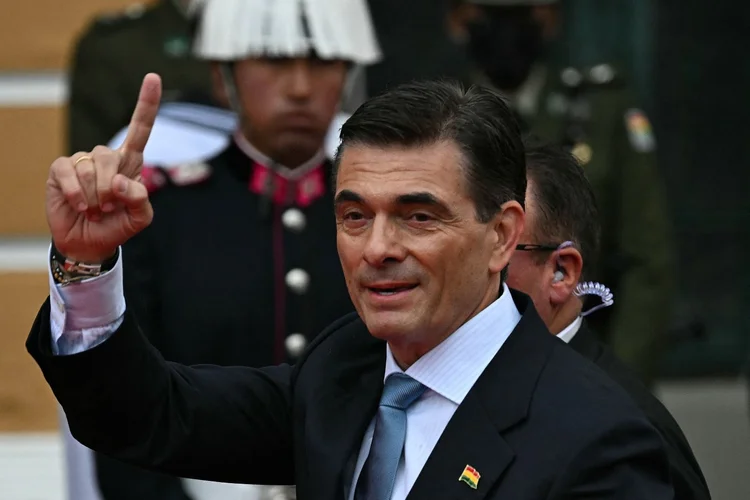 Presidente da Bolívia anuncia redução de 50% do próprio salário diante de protestos e crise política