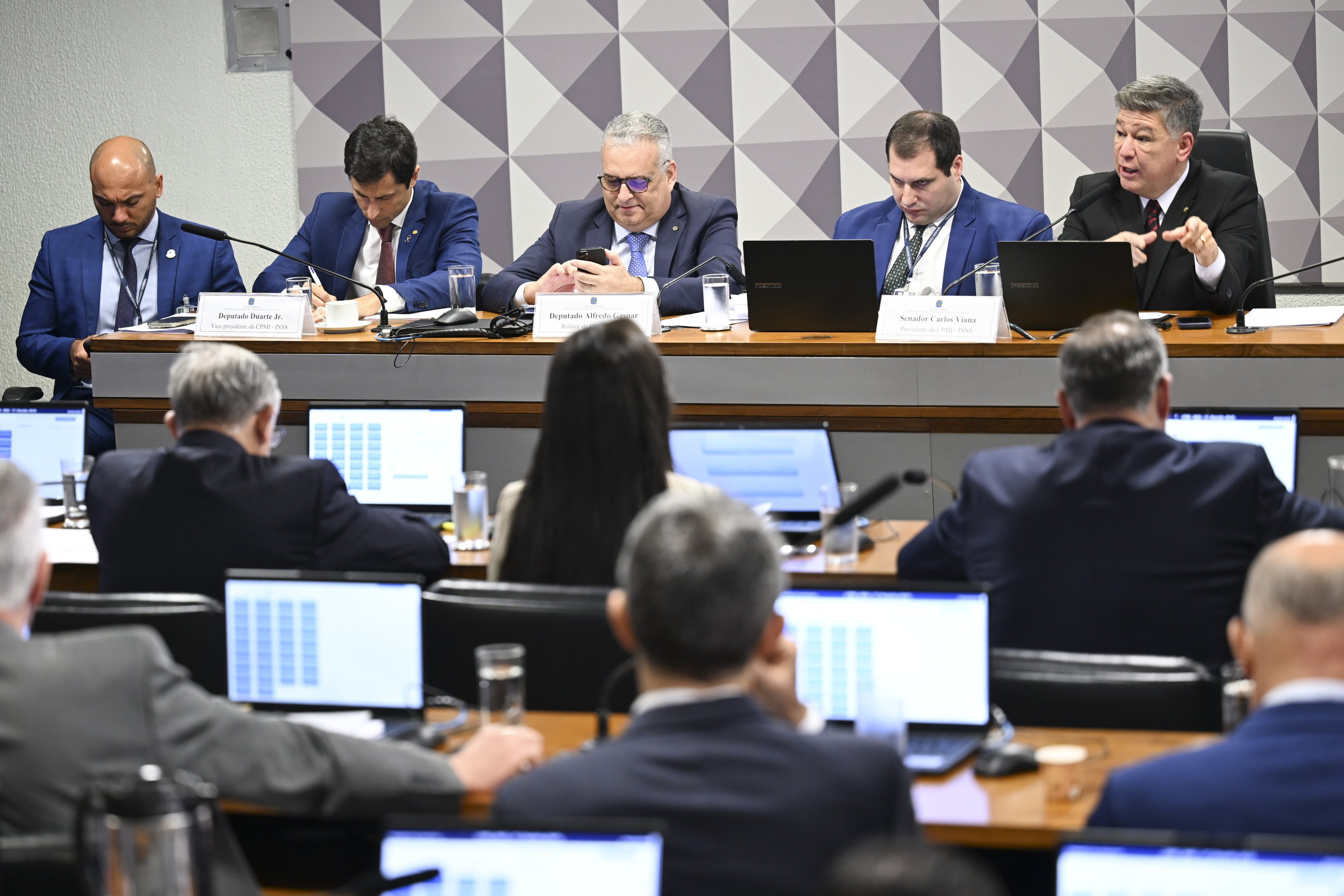 Presidente da CPI do INSS diz que vai recorrer contra decisão que beneficiou amiga de Lulinha