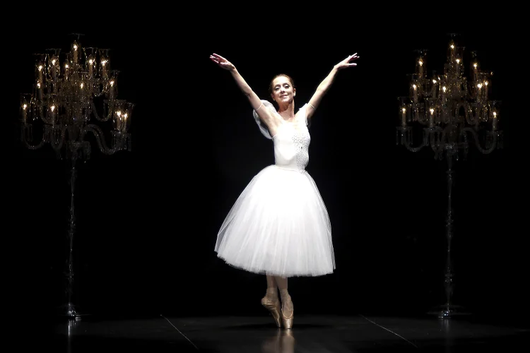 Primeira bailarina: exposição mergulha na carreira de Ana Botafogo