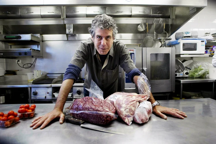 Primeiras imagens da cinebiografia de Anthony Bourdain são divulgadas