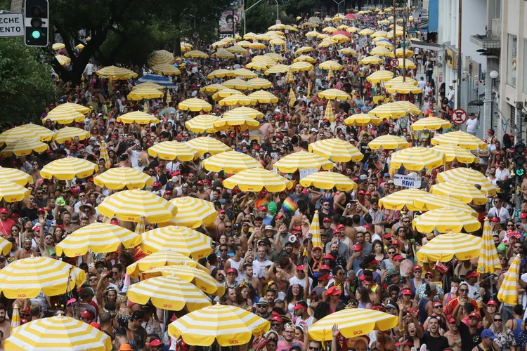 Primeiro dia oficial de pré-carnaval em SP tem alerta de temporal