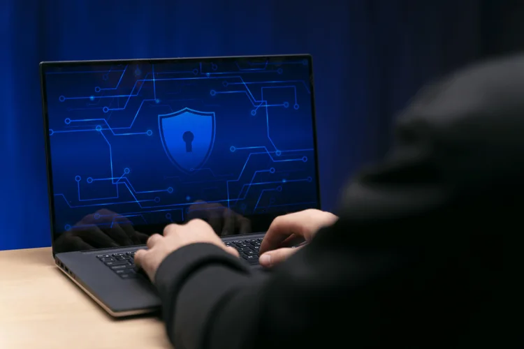 Privacidade em apps de IA: o que acontece com suas fotos e conversas quando você usa um chatbot