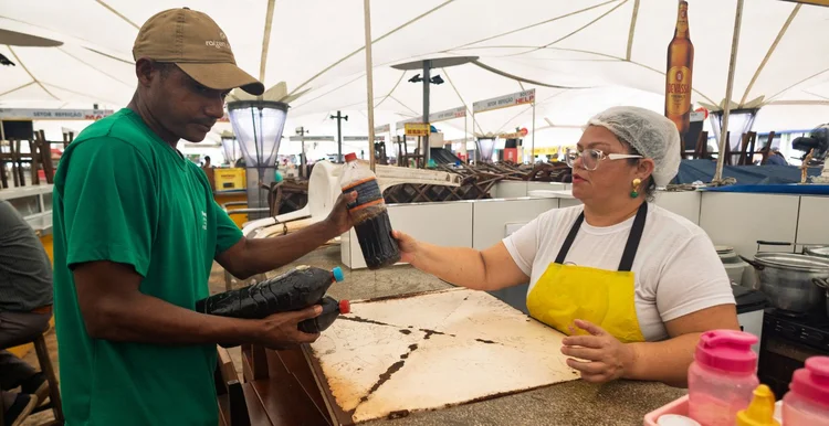 Projeto em Belém transforma óleo de cozinha usado em biodiesel e limpeza