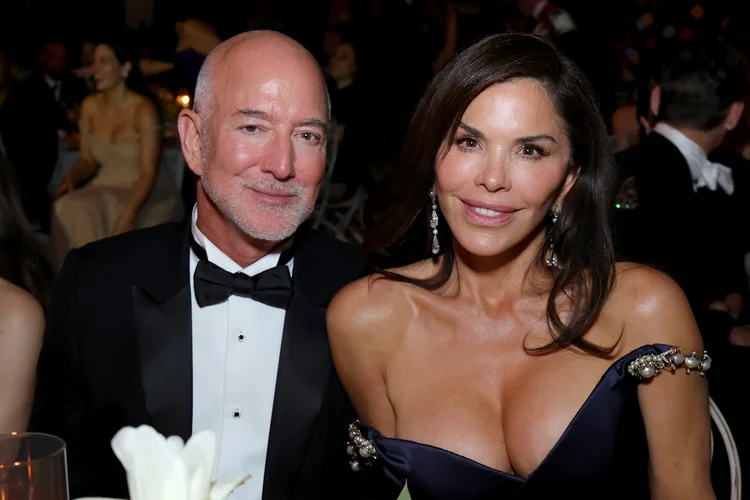 Protestos contra Jeff Bezos marcam Met Gala 2026 em Nova York