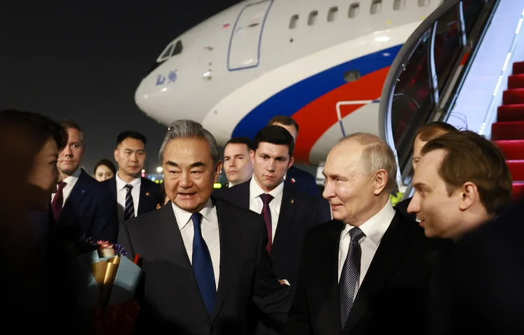 Putin chega à China: o que esperar do encontro entre ele e Xi Jinping