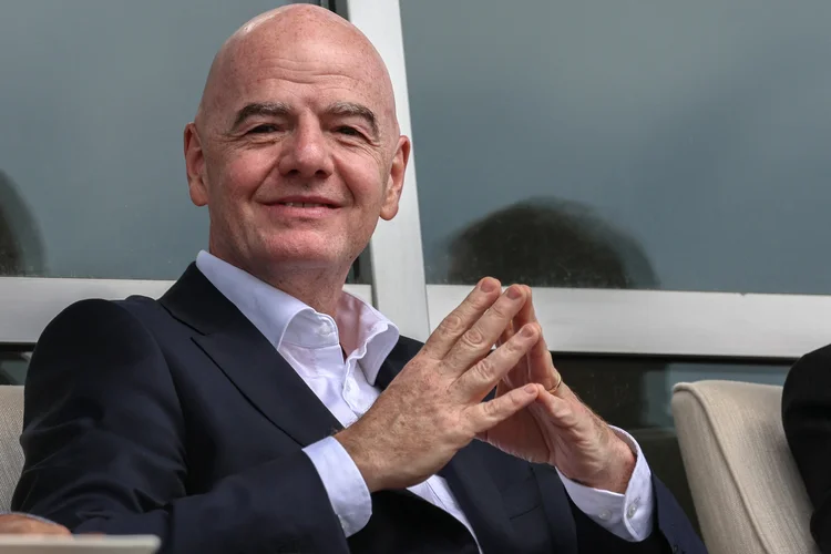 Quanto ganha o presidente da Fifa? Relatório expõe salário de Infantino
