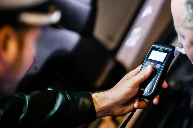 Quanto tempo o álcool fica no corpo? Veja o 'tempo' do bafômetro