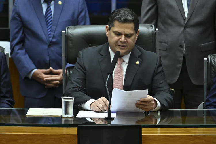 Quem é Davi Alcolumbre, presidente do Senado que barrou indicação de Messias ao STF