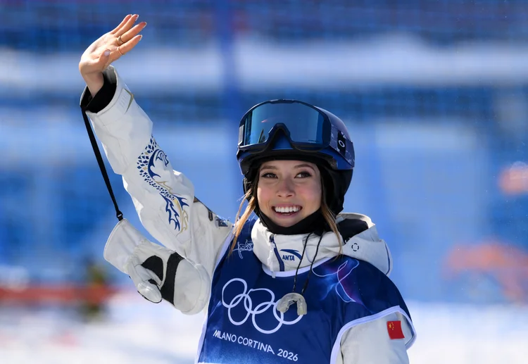 Quem é Eileen Gu, campeã olímpica que trocou os EUA pela China