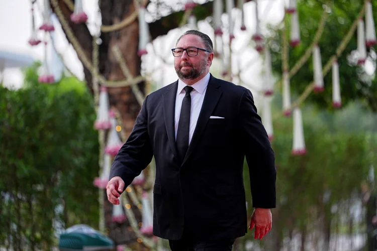 Quem é Jason Miller, aliado de Trump que apoia Flávio Bolsonaro